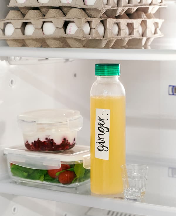 Detalle de un desayuno y una comida ya preparados.