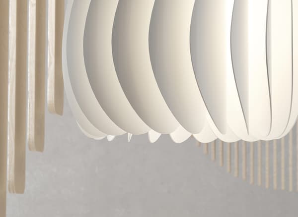 Detalle dunha pantalla de lámpada branca con forma curvada.
