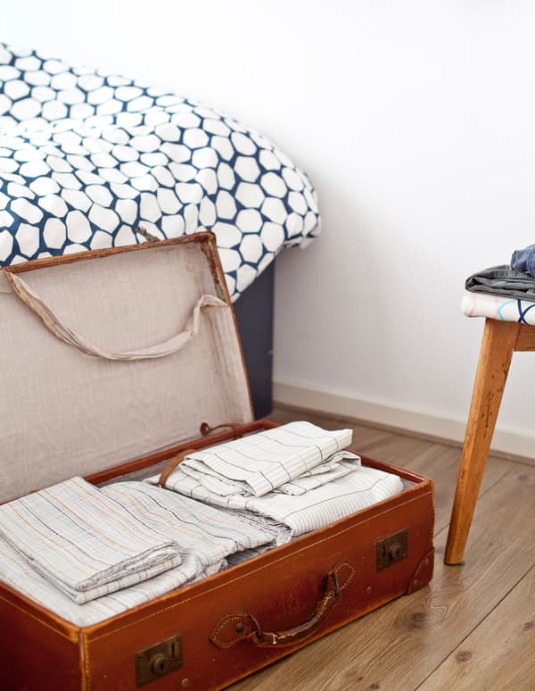 Détournement : Rangez le linge de lit dans une valise.