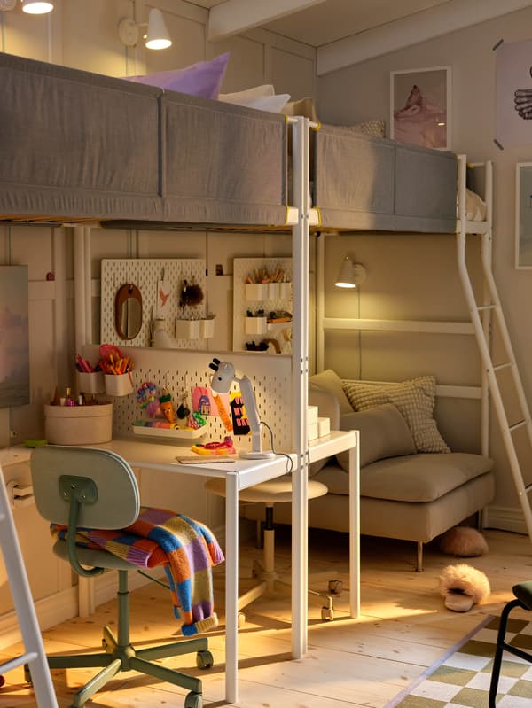 Detská izba s dvomi vysokými posteľami so stolovými doskami VITVAL.