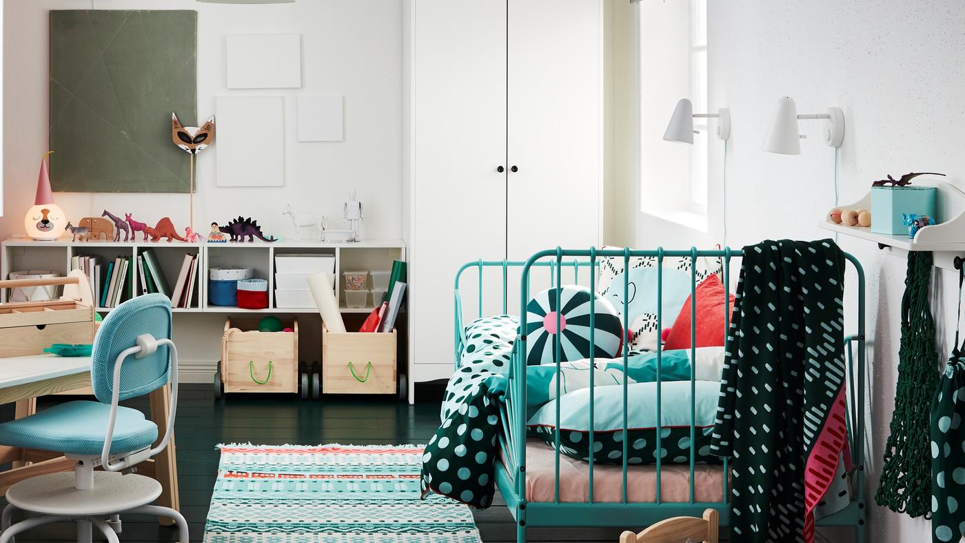 Detská izba s posteľou MINNEN s nastaviteľnou dĺžkou, bielou skriňou SMÅGÖRA, ružovými závesmi a detským stolom FLISAT.