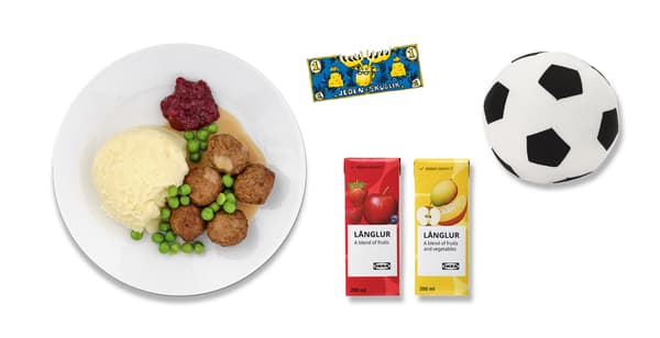 Dětská porce masových kuliček, ovocné smoothie v krabičce a jako dárek plyšový kopací míč