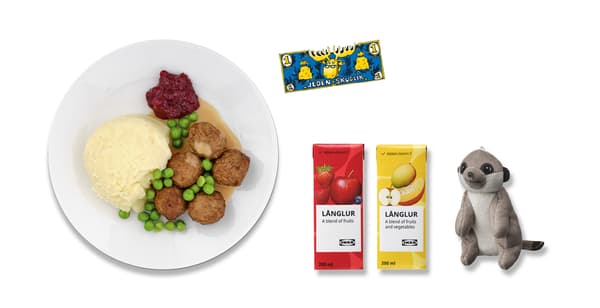 Dětská porce masových kuliček, ovocné smoothie v krabičce a jako dárek plyšová surikata