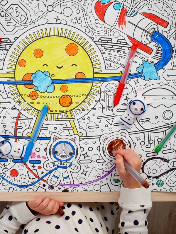 Detská ruka vyfarbuje fixkou MÅLA maľovanku AFTONSPARV.