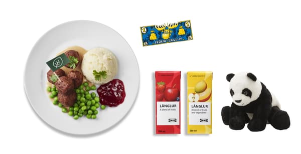 dětské menu na talíři - bramborová kaše, bezmasé kuličky, smetanová omáčka, ovocné smoothie, hračka. Škudlík