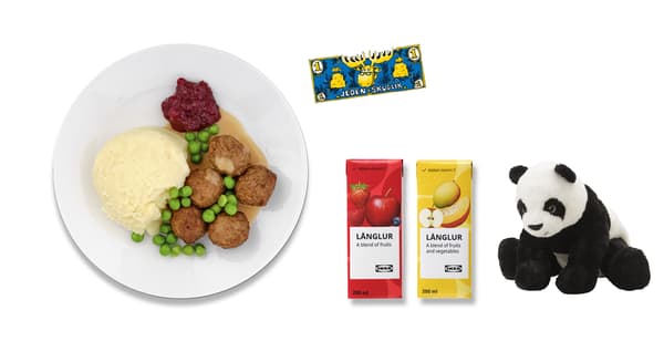 dětské menu na talíři - bramborová kaše, masové kuličky, smetanová omáčka, ovocné smoothie, hračka. Škudlík