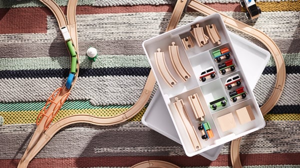 Detský vláčik uložený v škatuli.