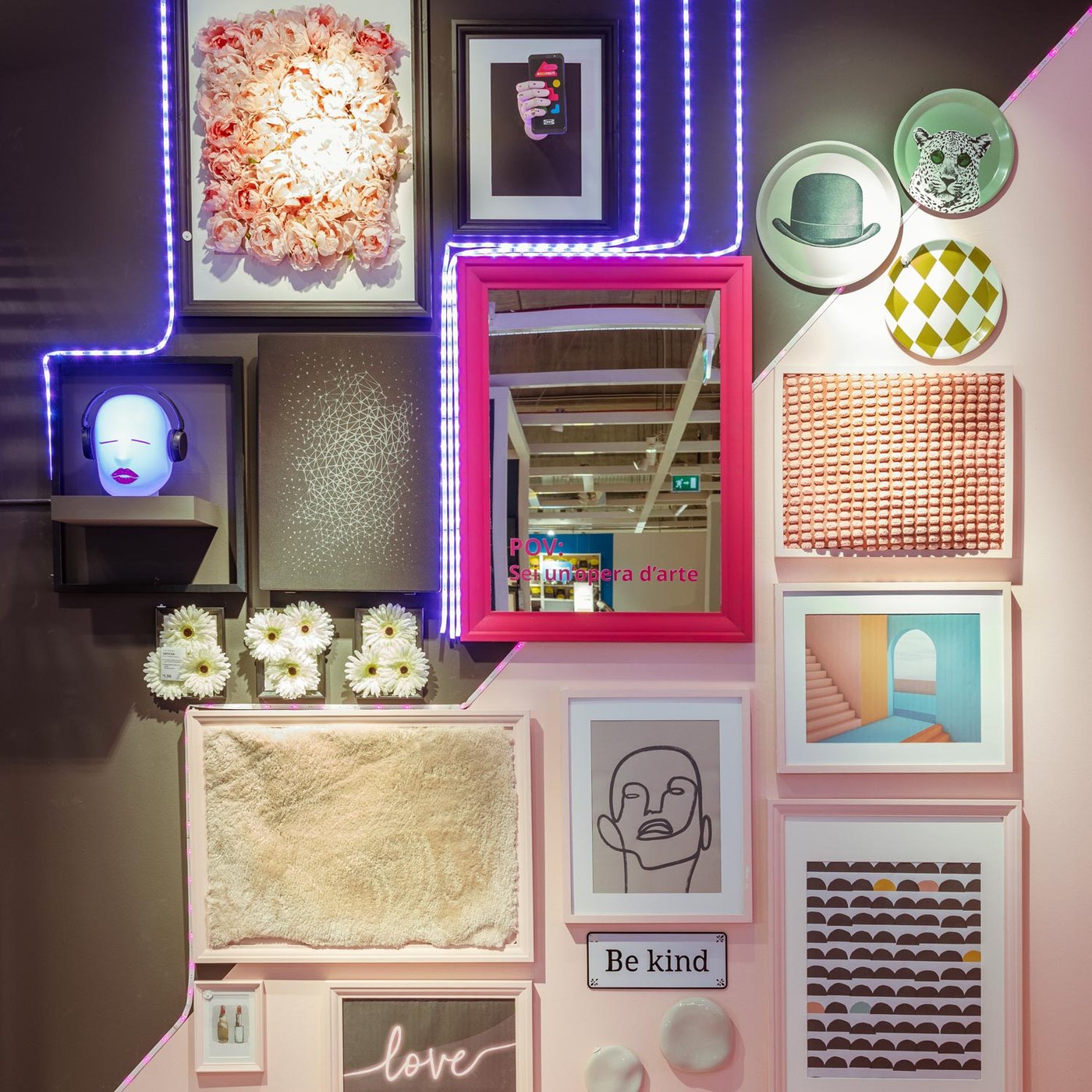 Dettagli di una parate con cornici con stampe, luci a led e decorazioni GALLERISKOG.