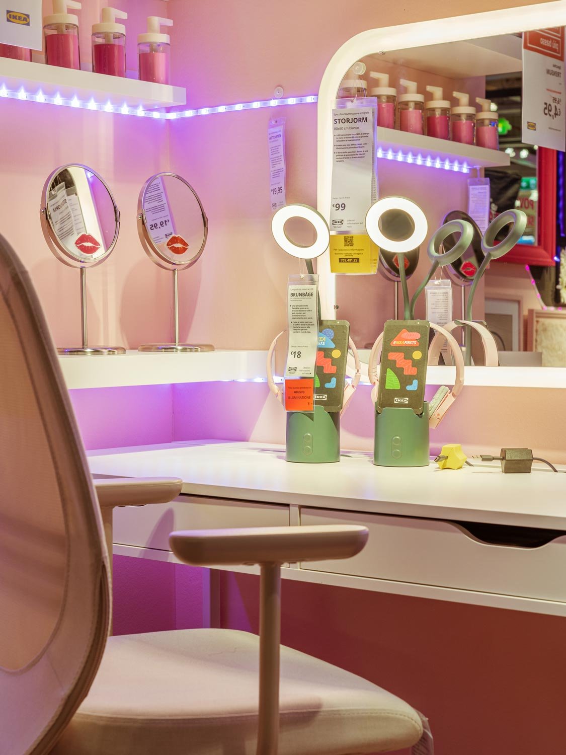 Dettagli di una postazione beauty per il make up con specchi, lampade da lavoro, scrivanie e cassettiere ALEX in una stanza con le pareti di colore rosa.