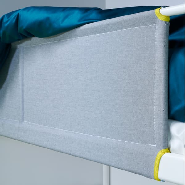 Dettaglio della sponda in tessuto grigio dei letti a castello e a soppalco della serie VITVAL - IKEA