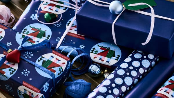 Dettaglio di alcuni pacchi regalo avvolti nella carta regalo VINTERFINT fantasia blu.