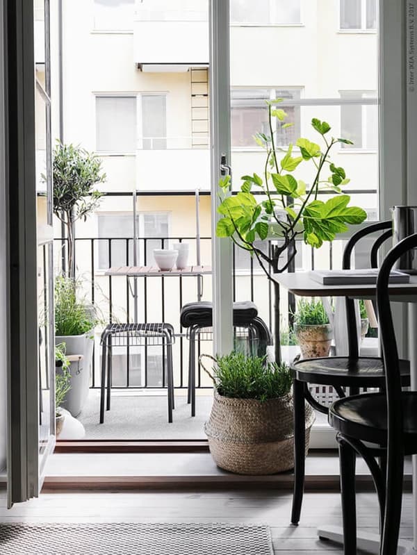 Deur die openstaat naar het balkon.