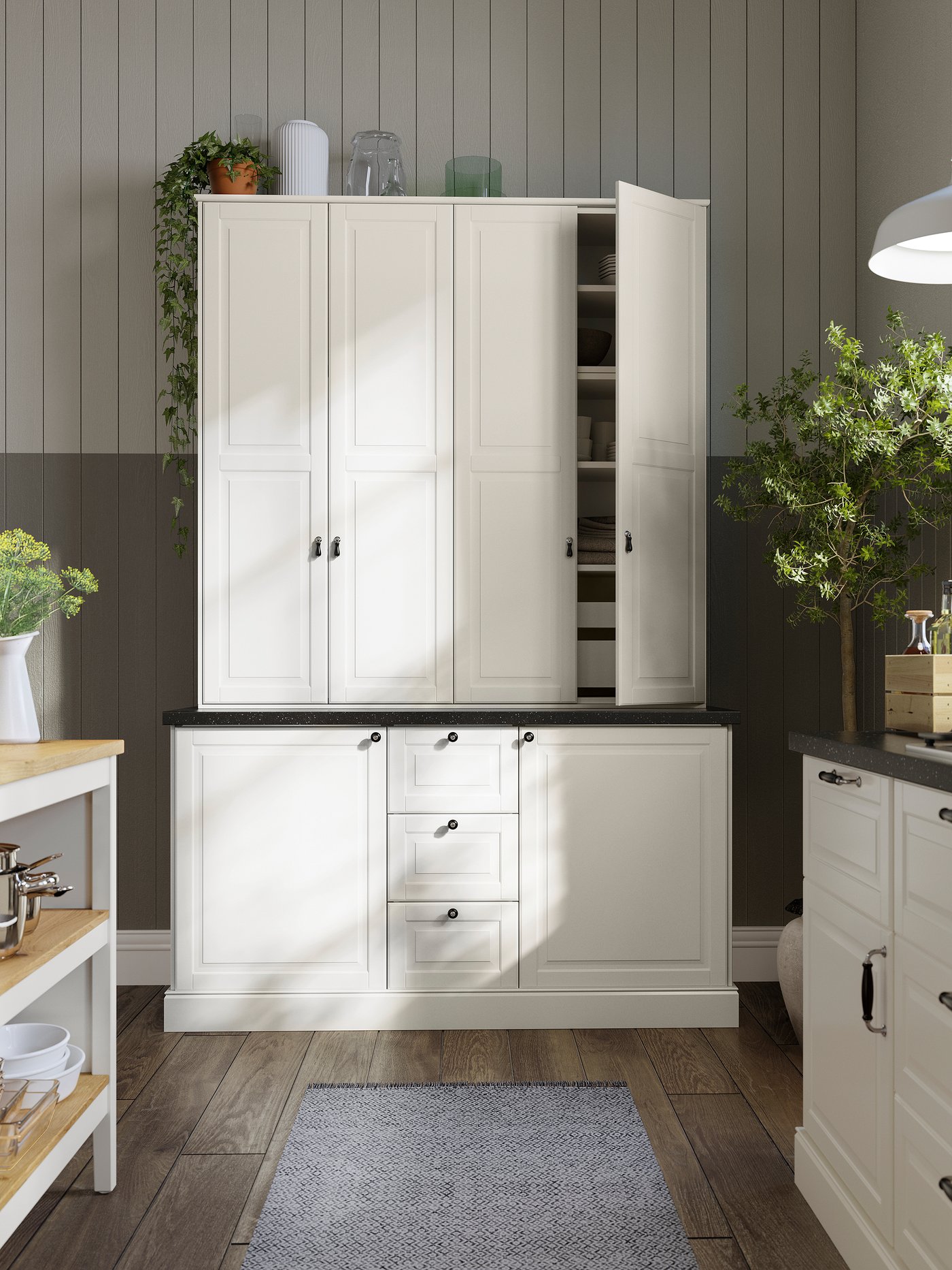 Deux armoires avec des portes blanc cassé, l’une des portes est ouverte laissant apparaître les tablettes à l’intérieur. Plus bas, d’autres armoires avec des façades de tiroirs blanc cassé.