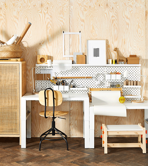 Deux bureaux juxtaposés, l’un pour adulte et l’autre pour enfant, tableaux d’accrochage pour le rangement. Au fil du temps, on voit le bureau changer de hauteur et la chaise qui évolue.