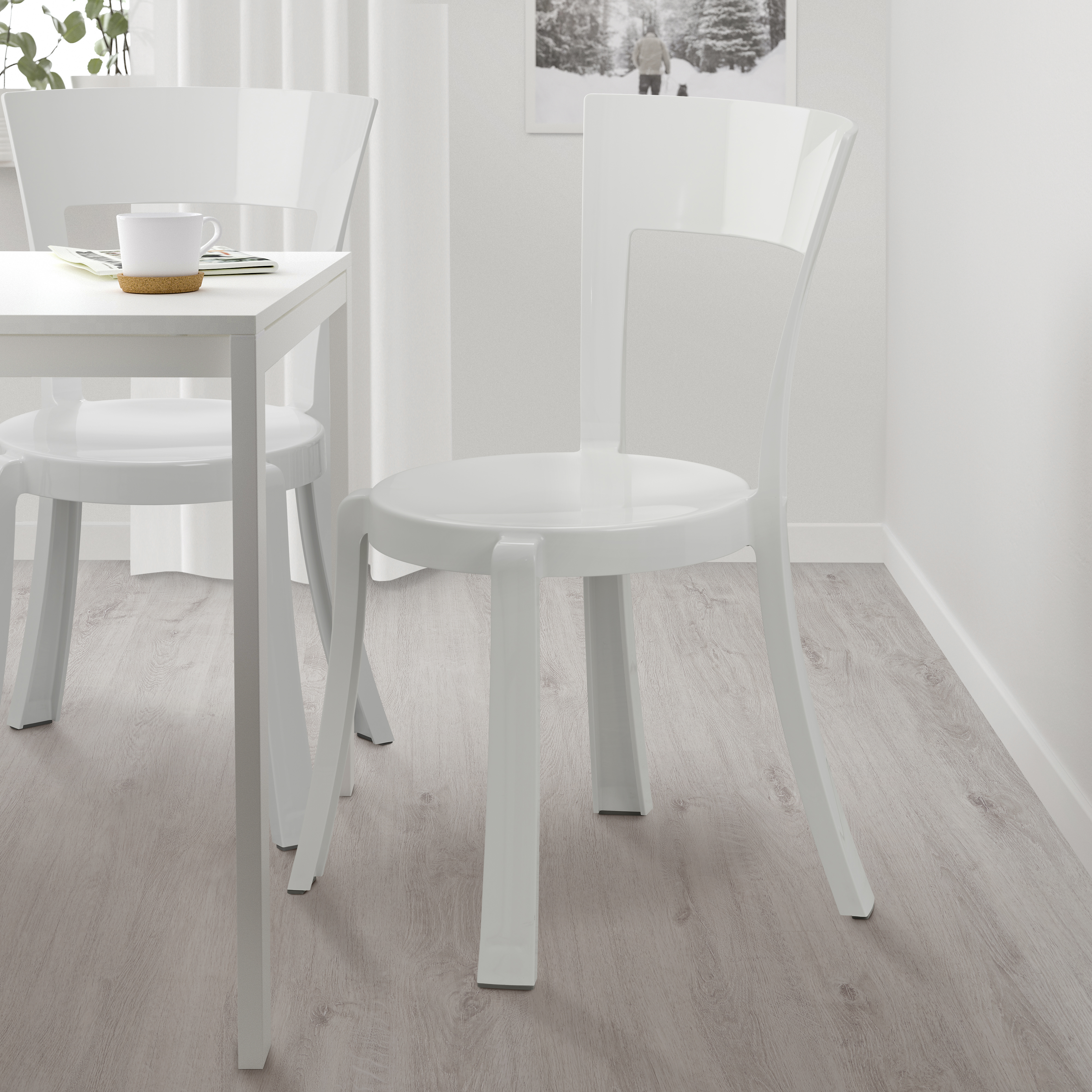 Deux chaises blanches et une table à manger blanche