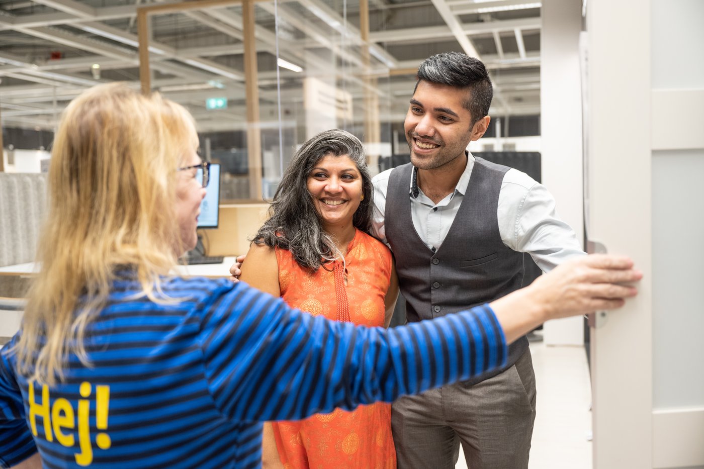 Deux clients discutent avec une collaboratice IKEA