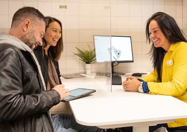 Deux clients et une collaboratrice IKEA.