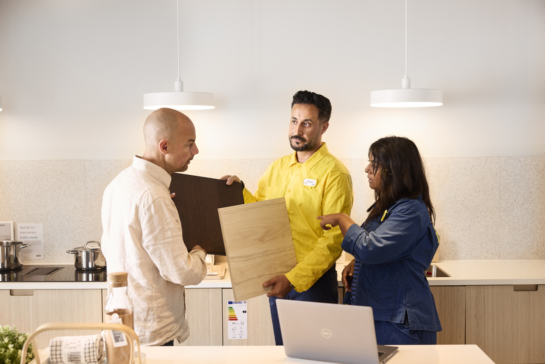 deux clients et une personne travaillant chez ikea