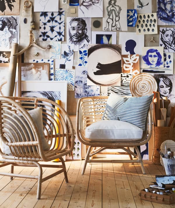 Deux fauteuils en rotin BUSKBO devant un mur artistique