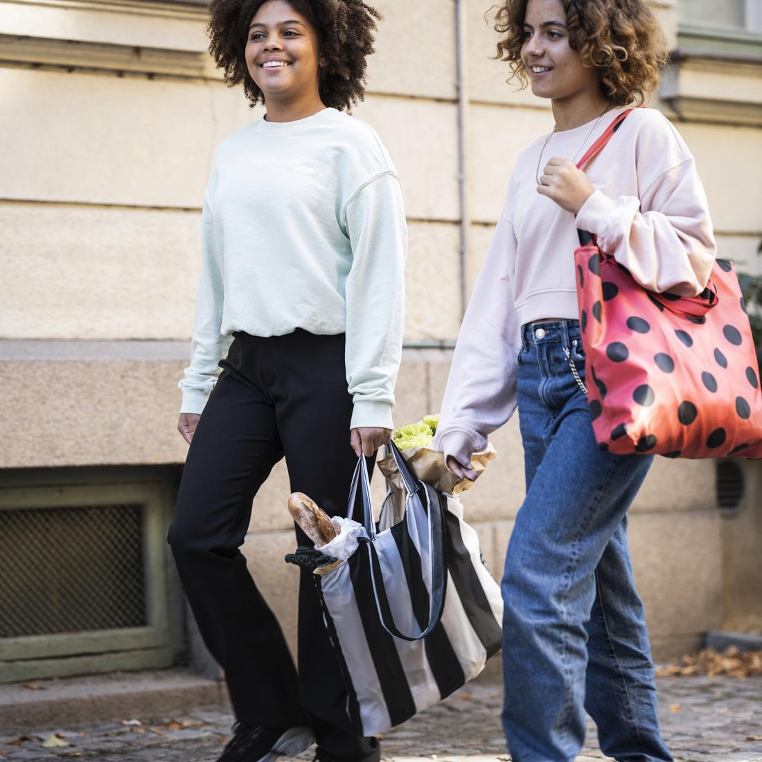 deux femmes en train de marcher dans la rue