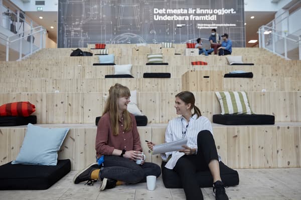 deux femmes qui parlent 