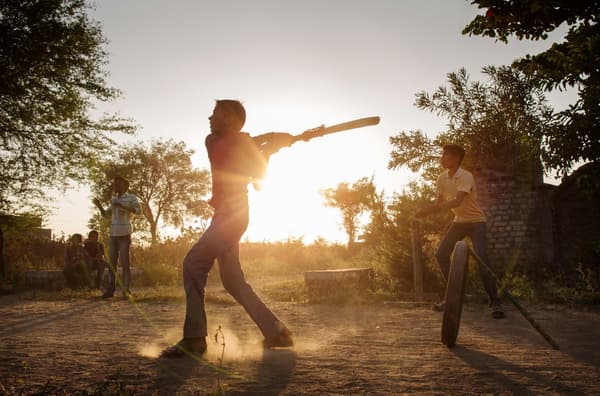 Deux jeunes jouant au baseball. Le développement de la faculté à travailler en équipe est un des thèmes de la campagne IKEA À vous de jouer.