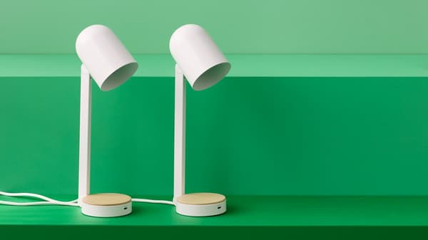 Deux lampes IKEA sur un fond vert