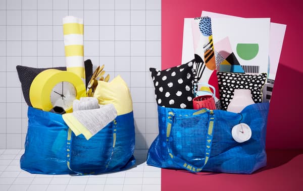 Deux looks colorés différents dans deux sacs bleus (FRAKTA) qui contiennent tous les produits nécessaires pour les deux styles.