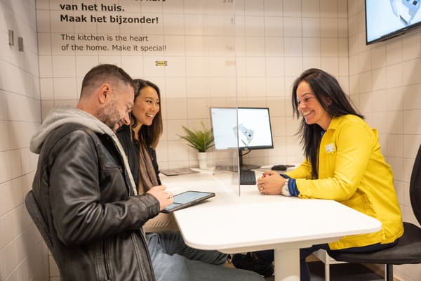 Deux personnes avec une collaboratrice IKEA.