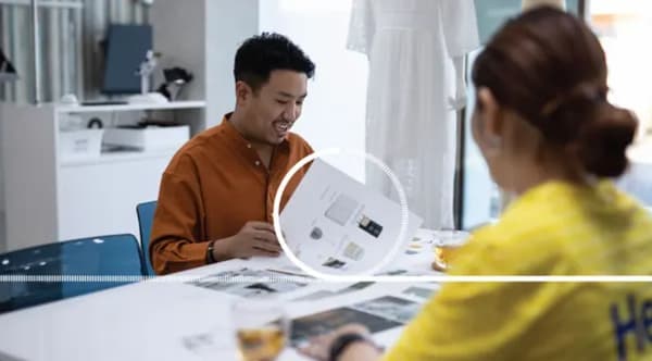Deux personnes en train de concevoir un projet.