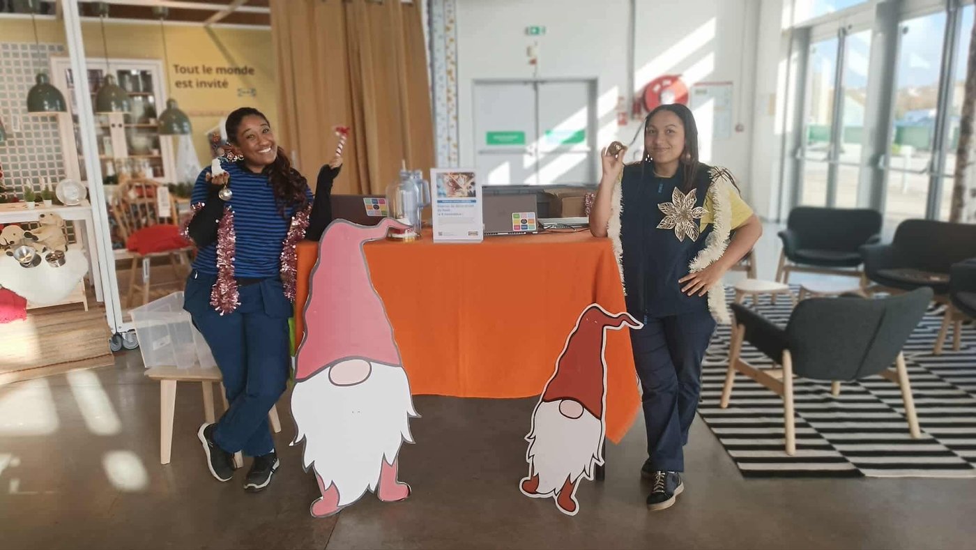 Deux personnes présentent les dons de décoration de Noël.