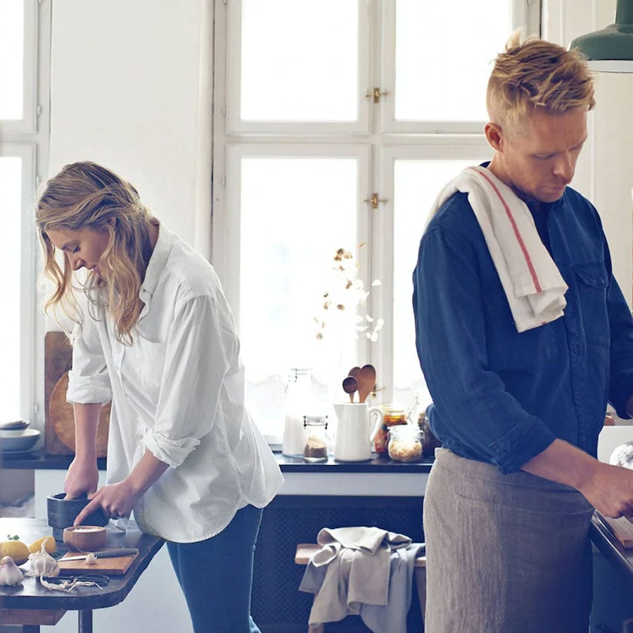 Deux personnes qui cuisinent dans leur cuisine
