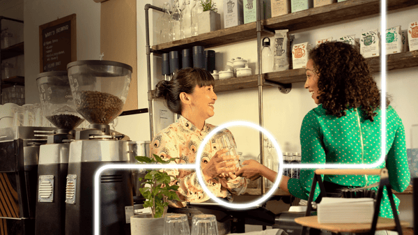 deux personnes qui discutent dans un café