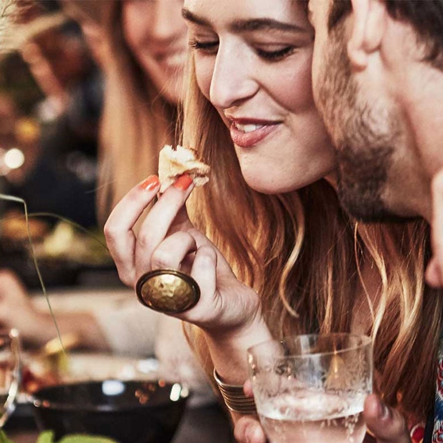 Deux personnes qui mangent