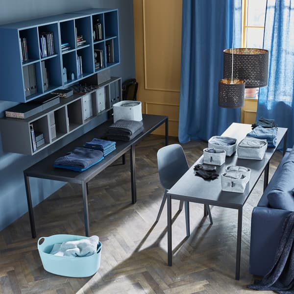Deux rangées de deux tables mises en place pour la corvée de lessive 
