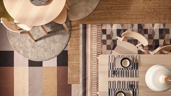 Deux tables et chaises LISABO plaqué frêne sur un collage de tapis, dont un tapis LOHALS naturel et plusieurs tapis à motifs.
