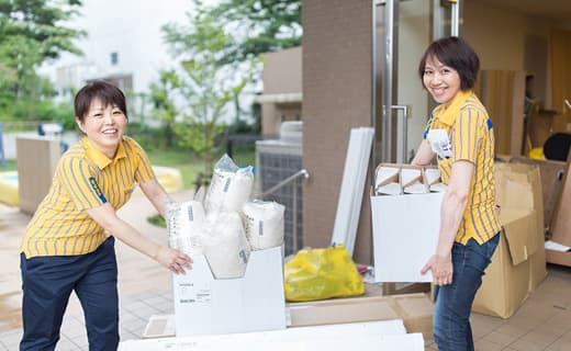 大人二人で荷物を運んでる