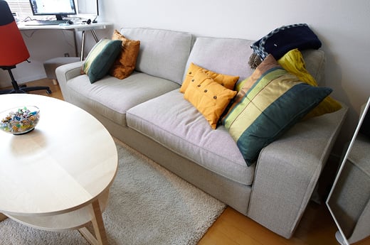 デザイン性のある家具が並ぶリビングルーム