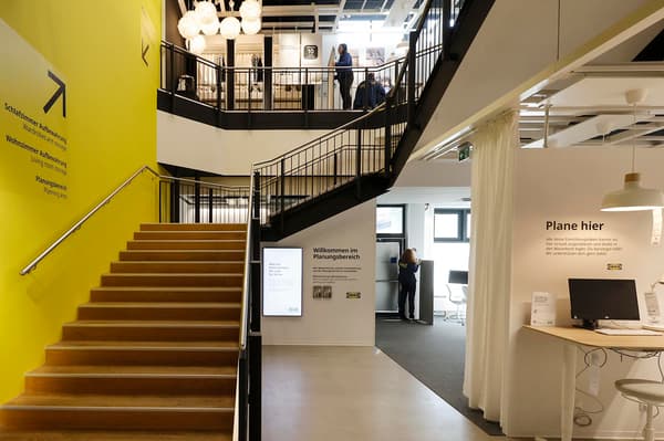 Die Ausstellungsfläche in Berlin-Steglitz ist über zwei Stockwerke verteilt.