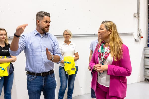 Die Botschafterin im angeregten Austausch