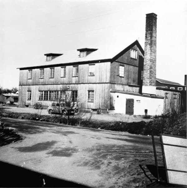 Die erste dauerhafte Möbelausstellung eröffnete 1953 in der ehemaligen Schreinerei Almblad in Älmhult, was ein wichtiger Schritt in der Entwicklung des IKEA Konzepts war.