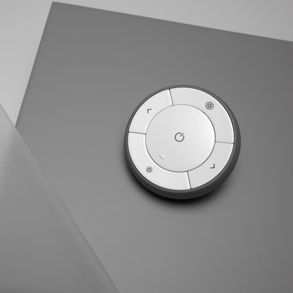  Die Fernbedienung haftet magnetisch an der Wandhalterung und wird mit Wandhalterung und Batterie mitgeliefert.