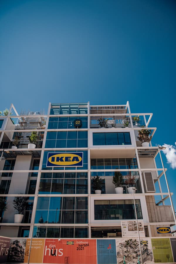 Die Front des IKEA Einrichtungshaus am Westbahnhof in Wien.