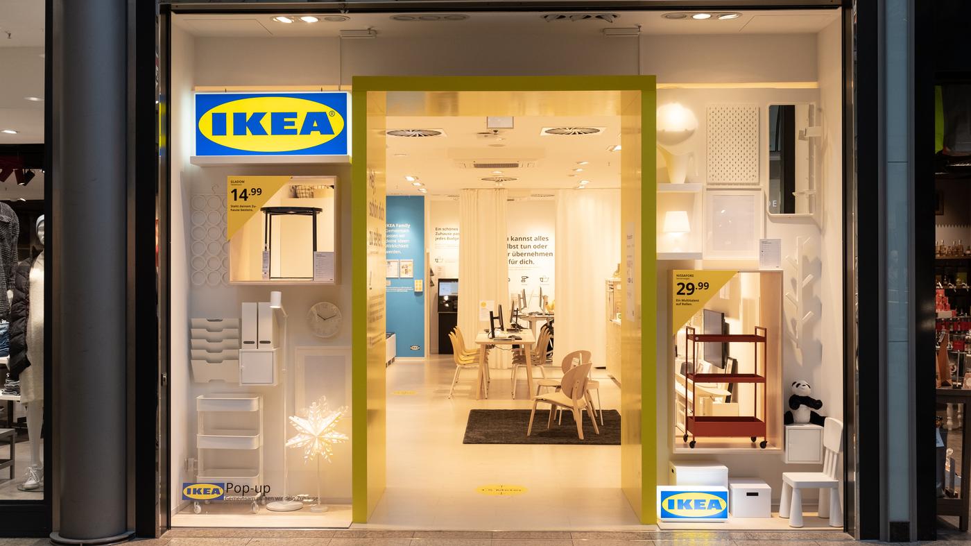 Die Front des neuen IKEA Pop-up Stores mit warmen Leuchten.