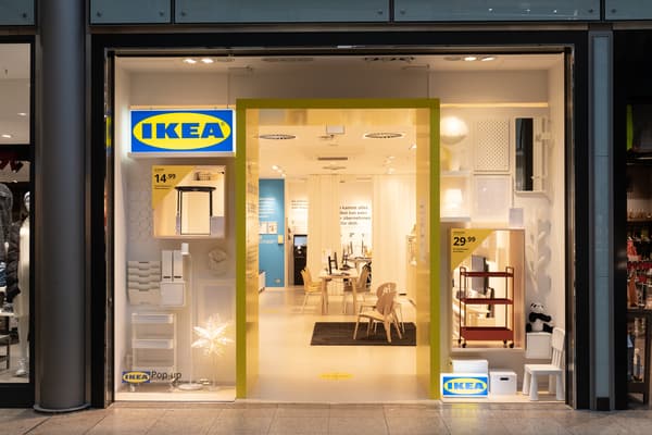 Die Front des neuen IKEA Pop-up Stores mit warmen Leuchten.