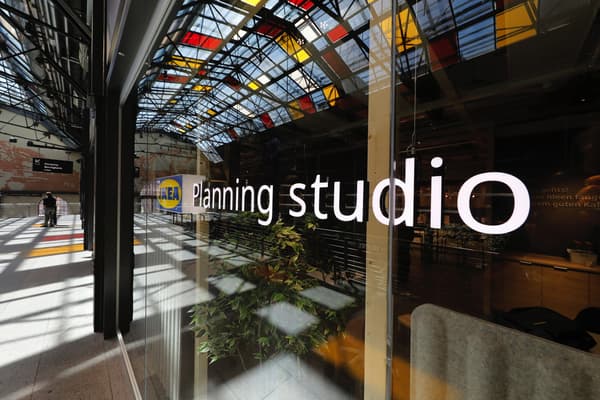 Die Glasfront des neuen Planungsstudios von IKEA mit weißer Schrift mit planning studio darauf.