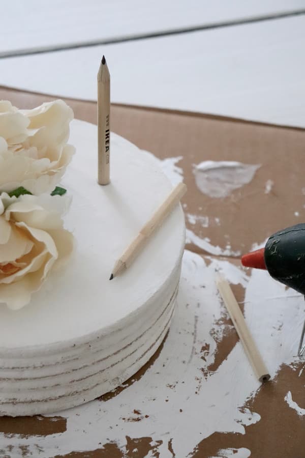 Die Korkplatten-Torte wird mit Bleistiften als Kerzen dekoriert.