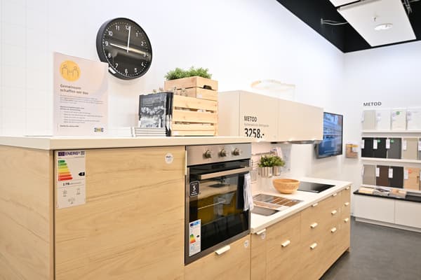 Die Küchenzeile METOD in hellbraun im IKEA Pop-Up Ravensburg