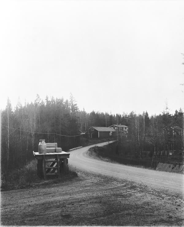 Die Milchbank in Elmtaryd und ein Weg der sich daneben durch die Landschaft schlängelt.