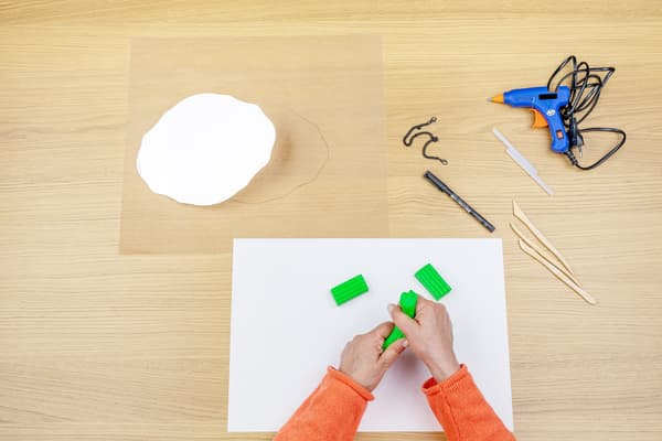 Die Modelliermasse wird vorbereitet.